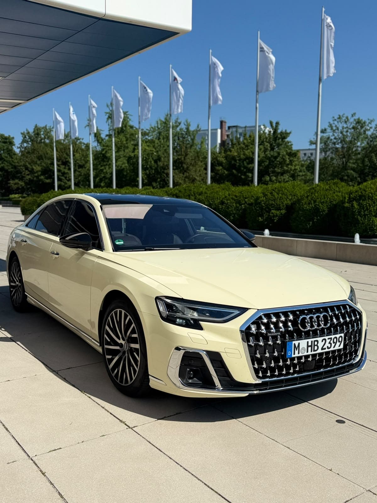 Audi A8 Chauffeur-Limousine vor Münchner Architektur