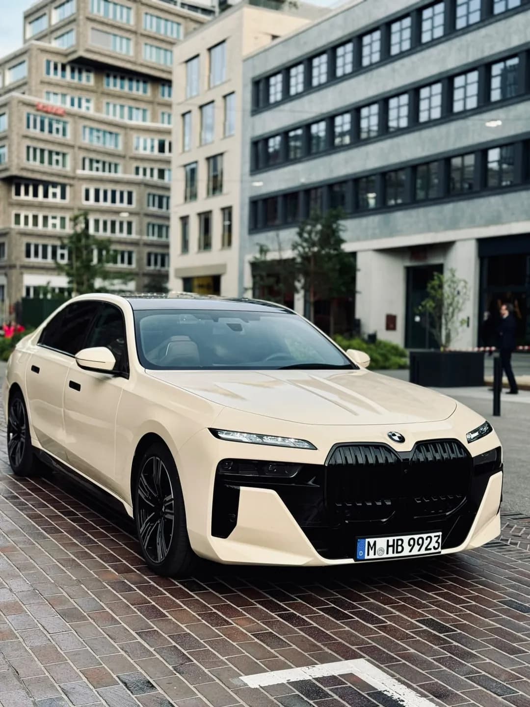 BMW 7er Reihe Langversion Frontansicht in hellelfenbeinfarbener Ausführung in München