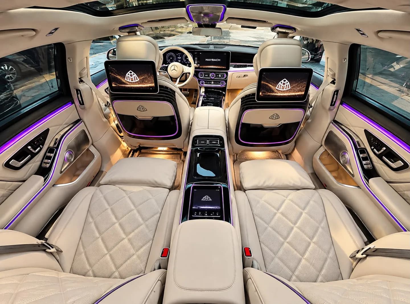 Maybach First-Class Fond mit beigen gesteppten Nappaledersitzen und Infotainment-Bildschirmen